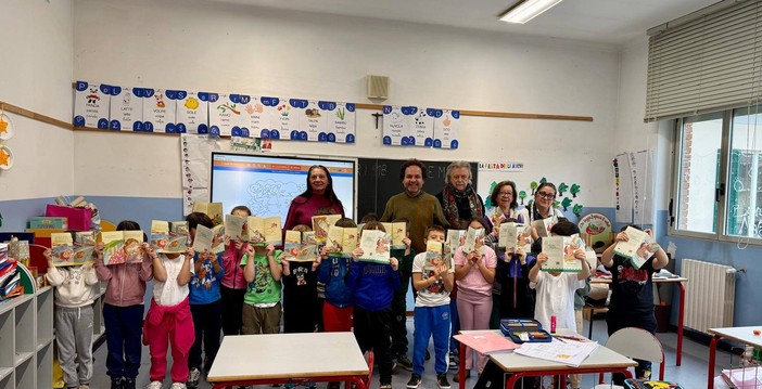 Cameri, un libro in dono agli alunni delle classi prime per Santa Lucia