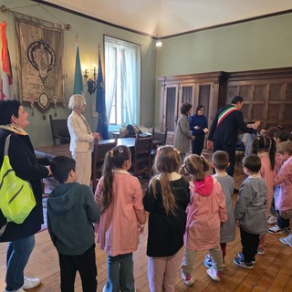 Arona, emozione per il sindaco Gusmeroli con i bambini della Cesare Battisti