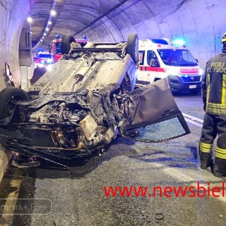 Schianto nella galleria della Volpe: auto si ribalta, danneggiati impianti di emergenza - Foto Benedetti per newsbiella.it