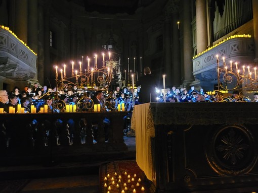 “Carmina Burana” in San Gaudenzio, musica e luce nella basilica illuminata da 5.000 candele