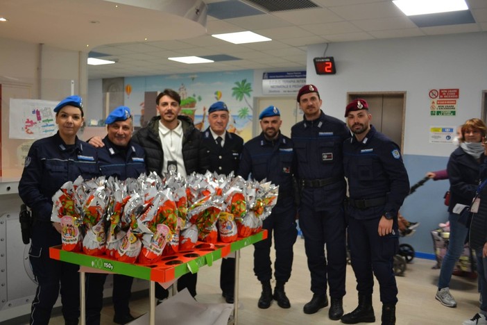 Uova di Pasqua ai piccoli pazienti della Pediatria dell’ospedale Maggiore