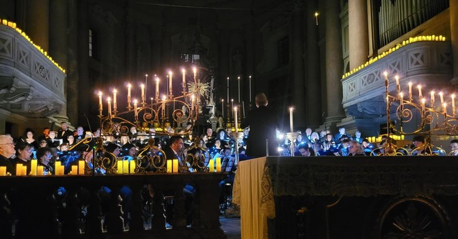 “Carmina Burana” in San Gaudenzio, musica e luce nella basilica illuminata da 5.000 candele