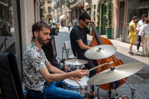 “Concerti Imprevisti”: da oggi a Novara il centro storico diventa un palcoscenico a cielo aperto “Concerti Imprevisti”: da oggi a Novara il centro storico diventa un palcoscenico a cielo aperto
