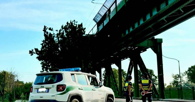 Galliate, controlli serali della Polizia Locale: sequestrato un piede di porco su un'auto sospetta Galliate, controlli serali della Polizia Locale: sequestrato un piede di porco su un'auto sospetta