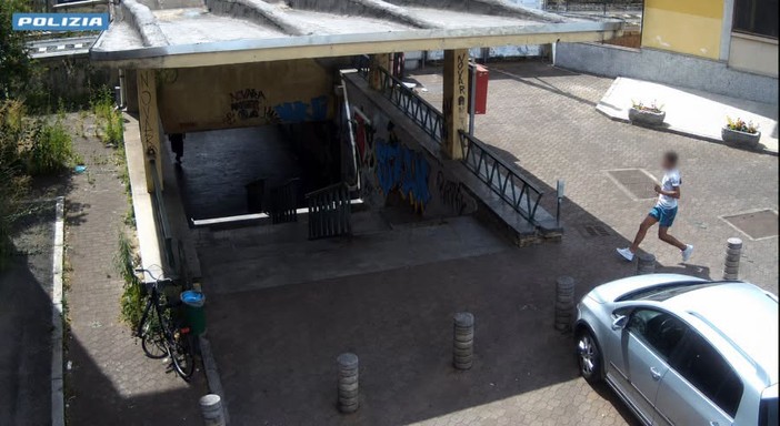 Strappa la collanina a un'anziana, arrestato un 19enne tunisino Strappa la collanina a un'anziana, arrestato un 19enne tunisino