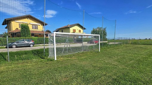 Nuove reti al campetto di Barengo, più funzionale lo spazio per i ragazzi Nuove reti al campetto di Barengo, più funzionale lo spazio per i ragazzi