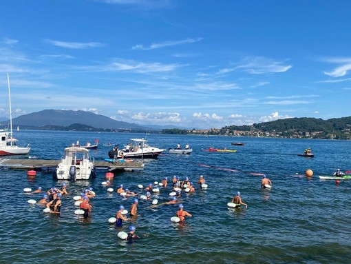 Da Meina ad Arona a nuoto: in 40 attraversano il Lago Maggiore
