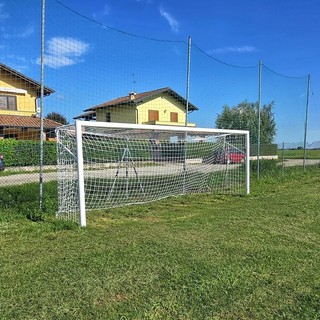 Nuove reti al campetto di Barengo, più funzionale lo spazio per i ragazzi
