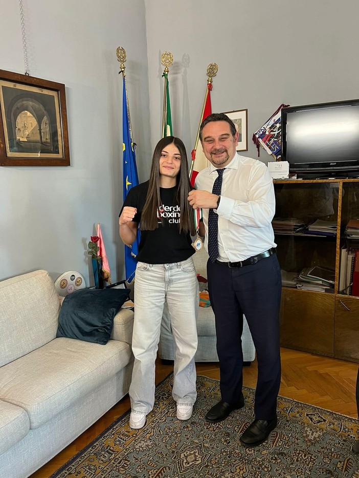 Bronzo ai Campionati Italiani Under 19 di pugilato: il sindaco Canelli celebra la novarese Iris Casale