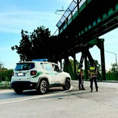 Galliate, controlli serali della Polizia Locale: sequestrato un piede di porco su un'auto sospetta Galliate, controlli serali della Polizia Locale: sequestrato un piede di porco su un'auto sospetta