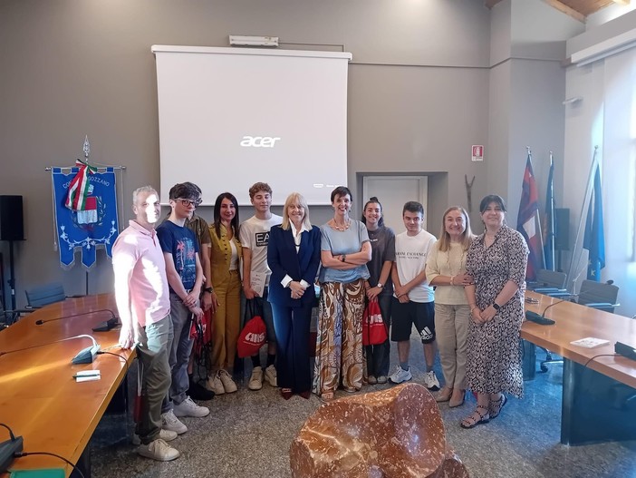 Gozzano, consegnata la Costituzione ai neo maggiorenni: cerimonia in Sala Consiliare