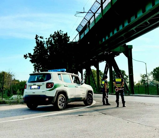 Galliate, controlli serali della Polizia Locale: sequestrato un piede di porco su un'auto sospetta Galliate, controlli serali della Polizia Locale: sequestrato un piede di porco su un'auto sospetta