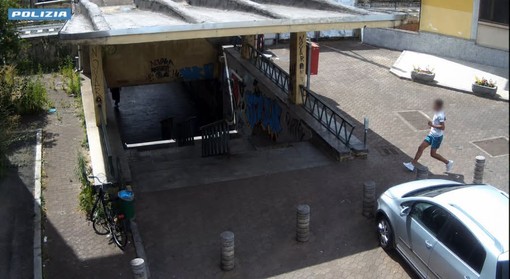 Strappa la collanina a un'anziana, arrestato un 19enne tunisino Strappa la collanina a un'anziana, arrestato un 19enne tunisino