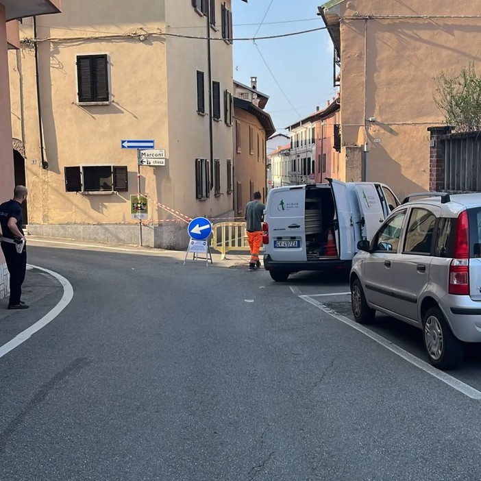Cedimento della fognatura, chiusa via Vittorio Emanuele II a Borgo Ticino