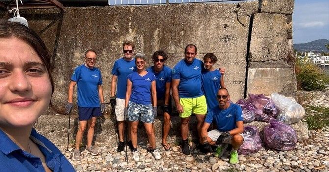 Volontari in azione per ripulire le spiagge di Arona Volontari in azione per ripulire le spiagge di Arona