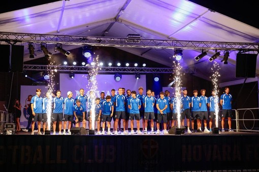 Il Novara si presenta alla città, Castello gremito per gli azzurri Il Novara si presenta alla città, Castello gremito per gli azzurri