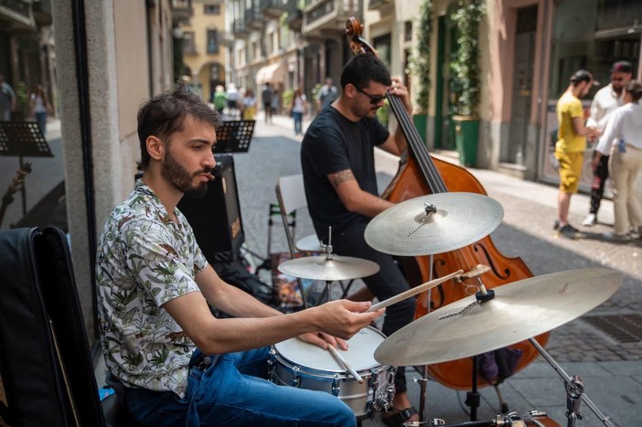 “Concerti Imprevisti”: da oggi a Novara il centro storico diventa un palcoscenico a cielo aperto “Concerti Imprevisti”: da oggi a Novara il centro storico diventa un palcoscenico a cielo aperto