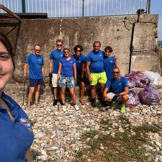 Volontari in azione per ripulire le spiagge di Arona