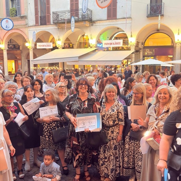Novara, oltre cento donne in Piazza delle Erbe per ricordare gli 80 anni del diritto di voto Novara, oltre cento donne in Piazza delle Erbe per ricordare gli 80 anni del diritto di voto