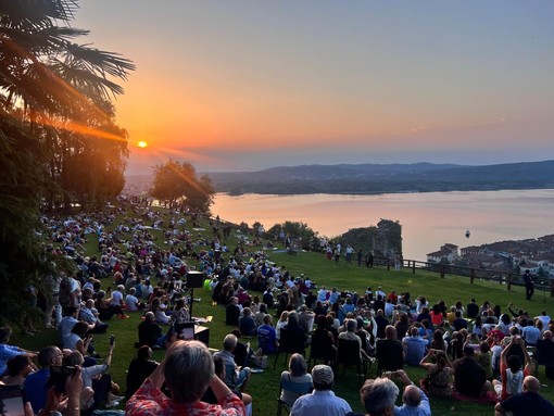 Oltre 1.800 persone all'Alba del Solstizio alla Rocca di Arona Oltre 1.800 persone all'Alba del Solstizio alla Rocca di Arona