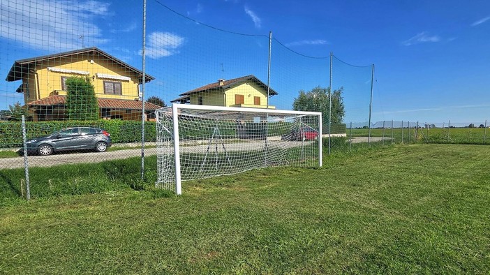 Nuove reti al campetto di Barengo, più funzionale lo spazio per i ragazzi Nuove reti al campetto di Barengo, più funzionale lo spazio per i ragazzi