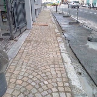 Arona, nuovo marciapiede in corso Liberazione