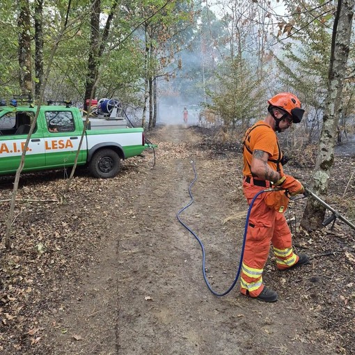 Incendi, il grazie di Lesa ai volontari Aib impegnati da settimane Incendi, il grazie di Lesa ai volontari Aib impegnati da settimane