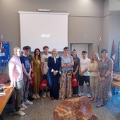 Gozzano, consegnata la Costituzione ai neo maggiorenni: cerimonia in Sala Consiliare