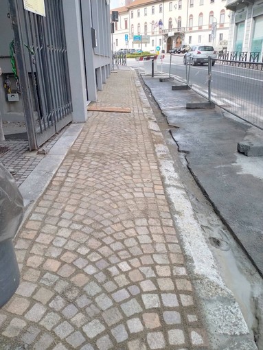 Arona, nuovo marciapiede in corso Liberazione Arona, nuovo marciapiede in corso Liberazione