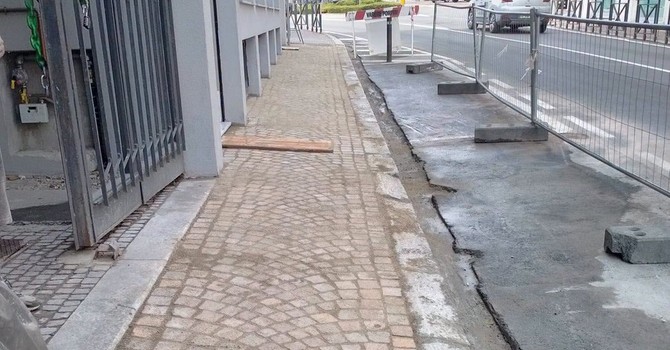 Arona, nuovo marciapiede in corso Liberazione Arona, nuovo marciapiede in corso Liberazione