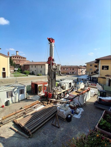 Vicolungo, proseguono i lavori al pozzo dell'acqua davanti al municipio Vicolungo, proseguono i lavori al pozzo dell'acqua davanti al municipio