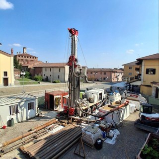 Vicolungo, proseguono i lavori al pozzo dell'acqua davanti al municipio