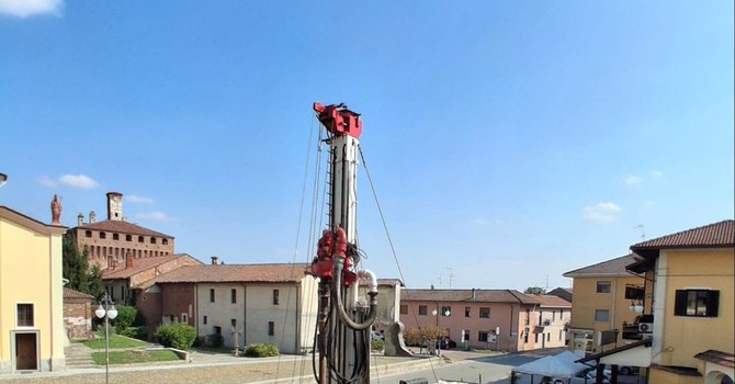 Vicolungo, proseguono i lavori al pozzo dell'acqua davanti al municipio Vicolungo, proseguono i lavori al pozzo dell'acqua davanti al municipio