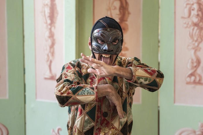 "Arlecchino svelato": il maestro della commedia in scena a San Maurizio d'Opaglio