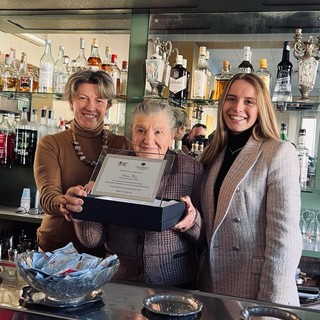 Fipe Confcommercio premia Anna Possi di Nebbiuno, la decana dei baristi d'Italia. FOTO
