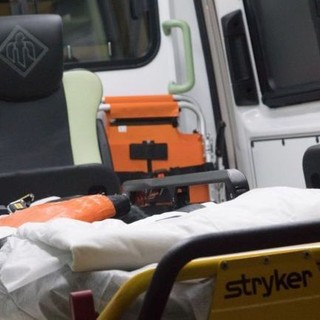 Ottantenne stroncato da un malore in casa, il figlio ha un incidente in moto mentre raggiunbge l'abitazione