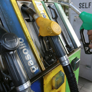 Carburanti, l'accisa scende ma la benzina aumenta: Federconsumatori lancia un monitoraggio contro le speculazioni