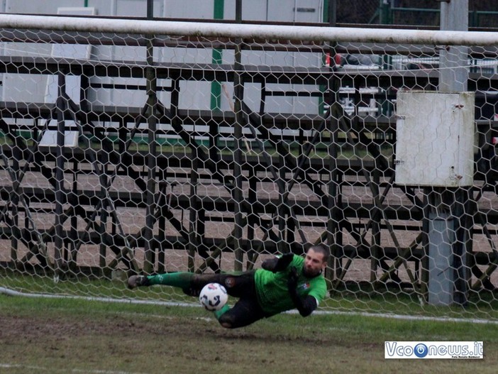 Cavadini (Bagnella) para il rigore calciato da Schirru nella partita vinta a Vogogna