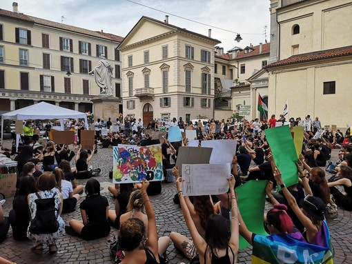 Tanti ragazzi in piazza per il presidio antirazzista