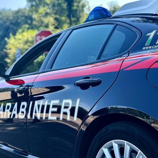 In fuga verso i boschi dello spaccio: tre giovani fermati dai carabinieri di Arona