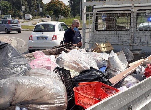 Trasportava rifiuti non tracciati, sanzionato dai vigili Trasportava rifiuti non tracciati, sanzionato dai vigili