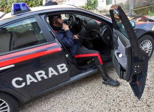Entra in ospedale e dà in escandescenza, arrestato