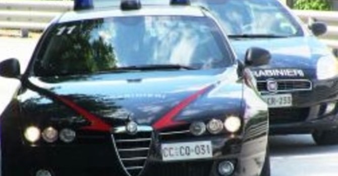 Tenta di rubare scarpe al centro commerciale: arrestato 40enne