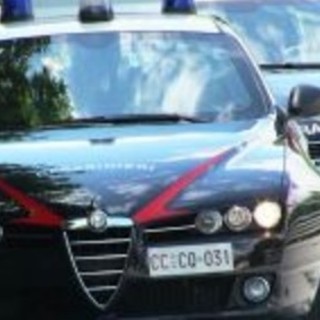 Tenta di rubare scarpe al centro commerciale: arrestato 40enne