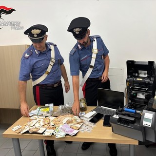Dal nord ovest. Spedivano in tutta Italia droga nascosta nei pacchi con i locker: nei guai due 26enni