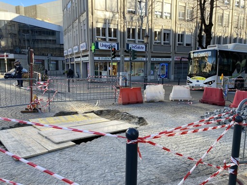 Corso Garibaldi parzialmente chiuso al traffico dopo il cedimento Corso Garibaldi parzialmente chiuso al traffico dopo il cedimento