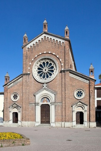 Aiuole di piazza monsignor brustia piantumate da Nova Verde e Comunita’ giovanile lavoro