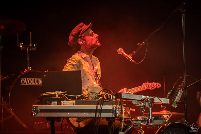 Carlo Poddighe al Teatro Rosmini con lo “One Man Band Show Superego”