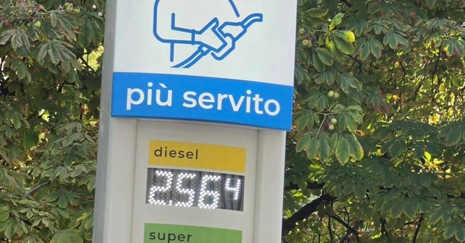Guerra al caro pieno: Eni lancia il price cap sui carburanti da lunedì 28 settembre Guerra al caro pieno: Eni lancia il price cap sui carburanti da lunedì 28 settembre