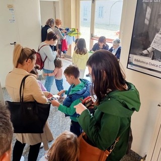 Tanti cuori e tanto amore: alla Biblioteca civica i bambini celebrano la Festa della mamma